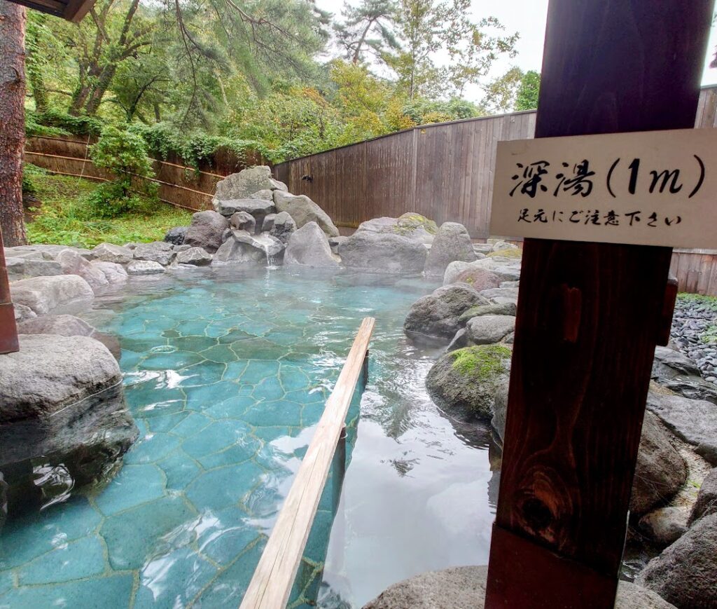 水上温泉「松乃井」の庭園風呂「蛍あかりの湯」の露天風呂は、だんだん深くなっていき、安全のために手すりがついている